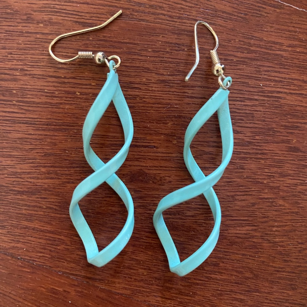 Like New turquoise twist dangle earrings